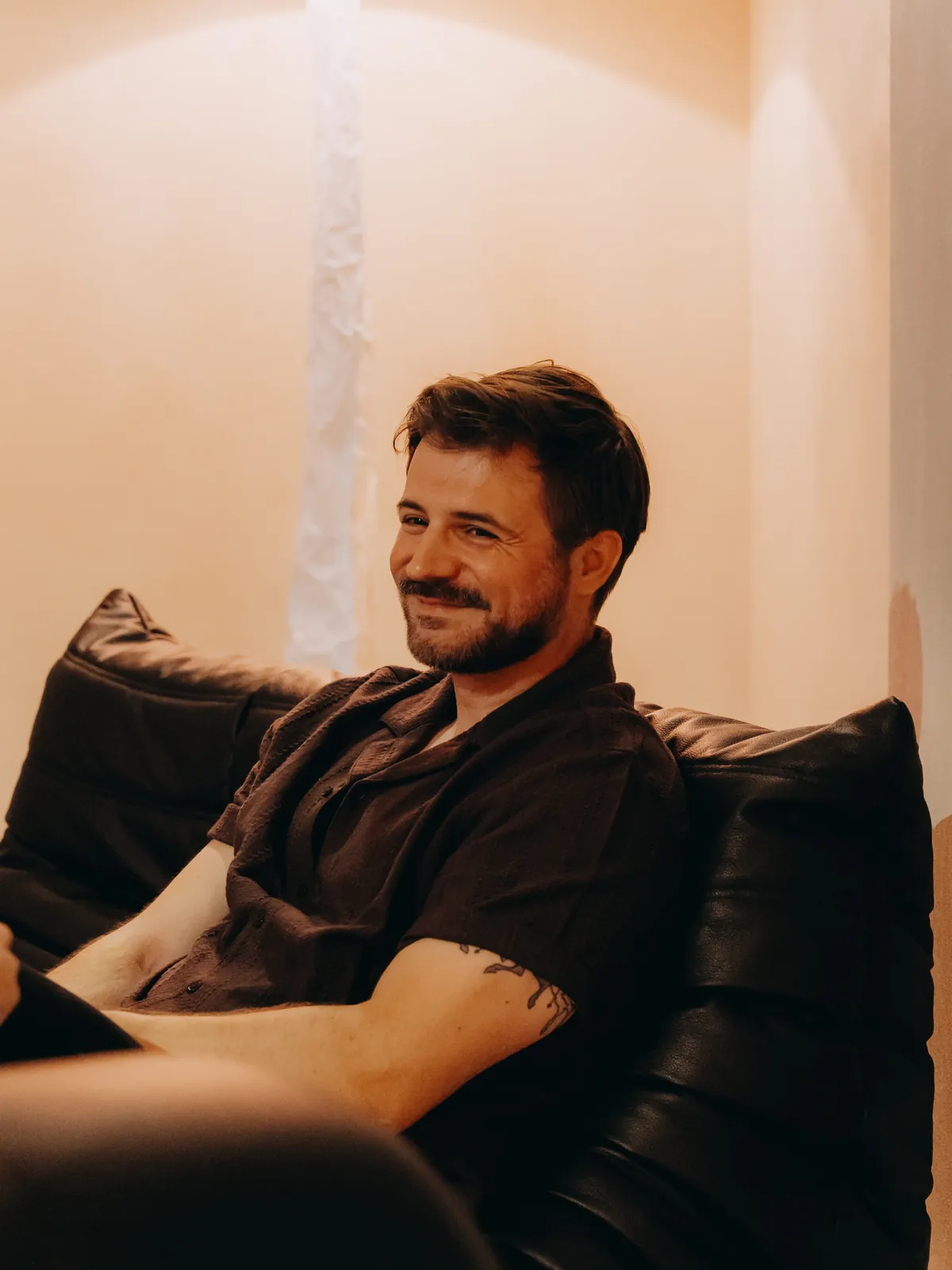 A guest laughing during the conversation