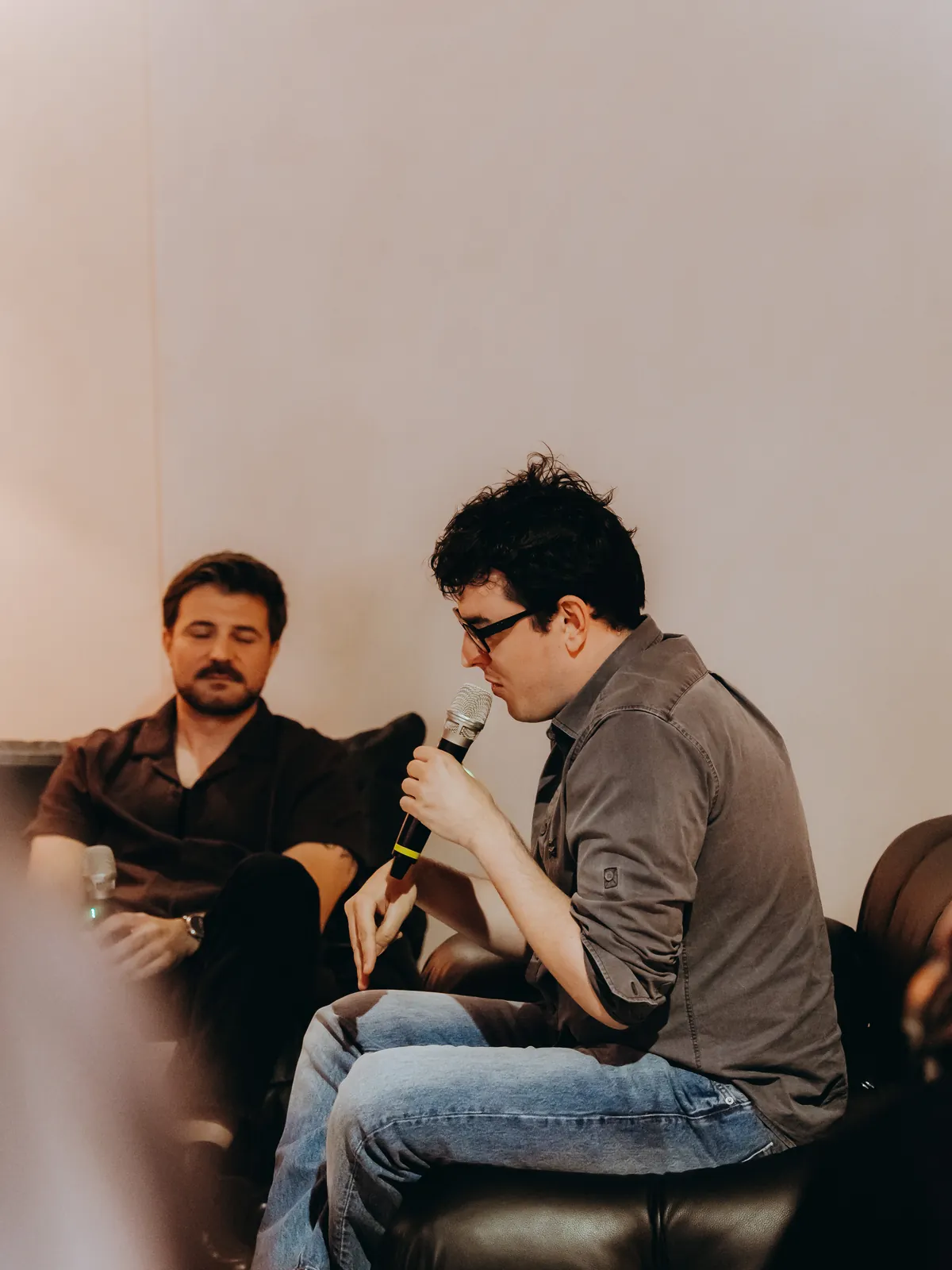The two guests in conversation on the sofa
