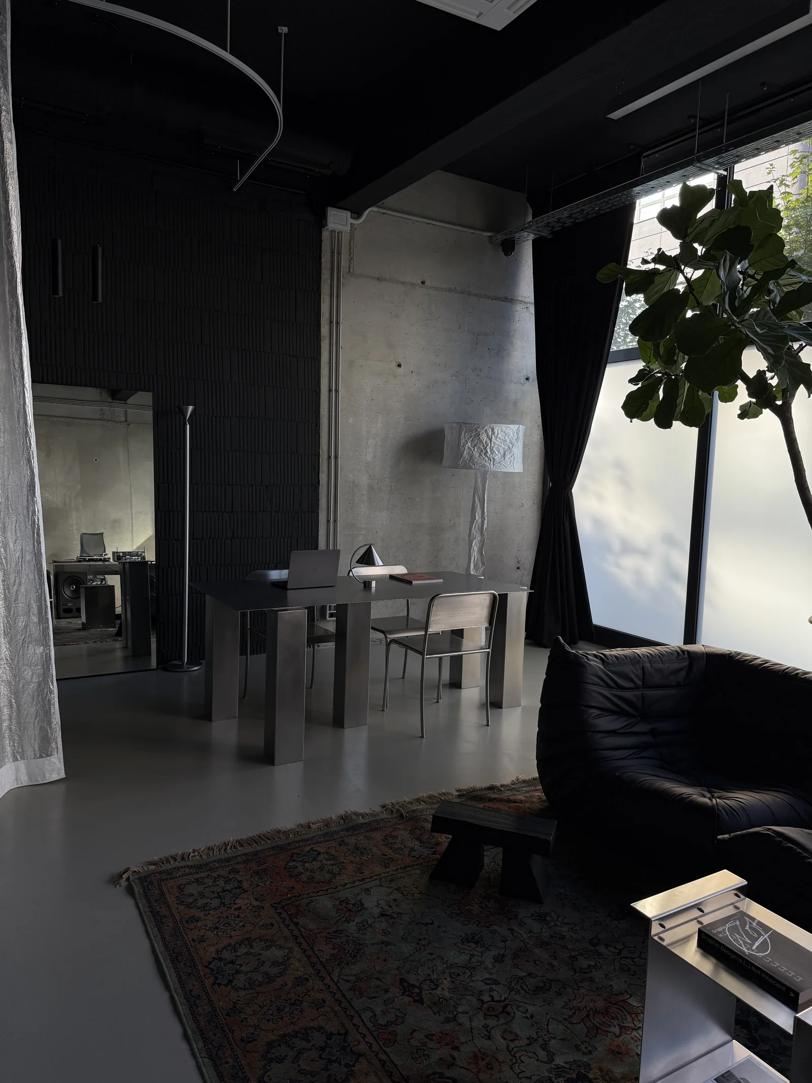 Lounge corner with Togo sofas, a rug and a lamp