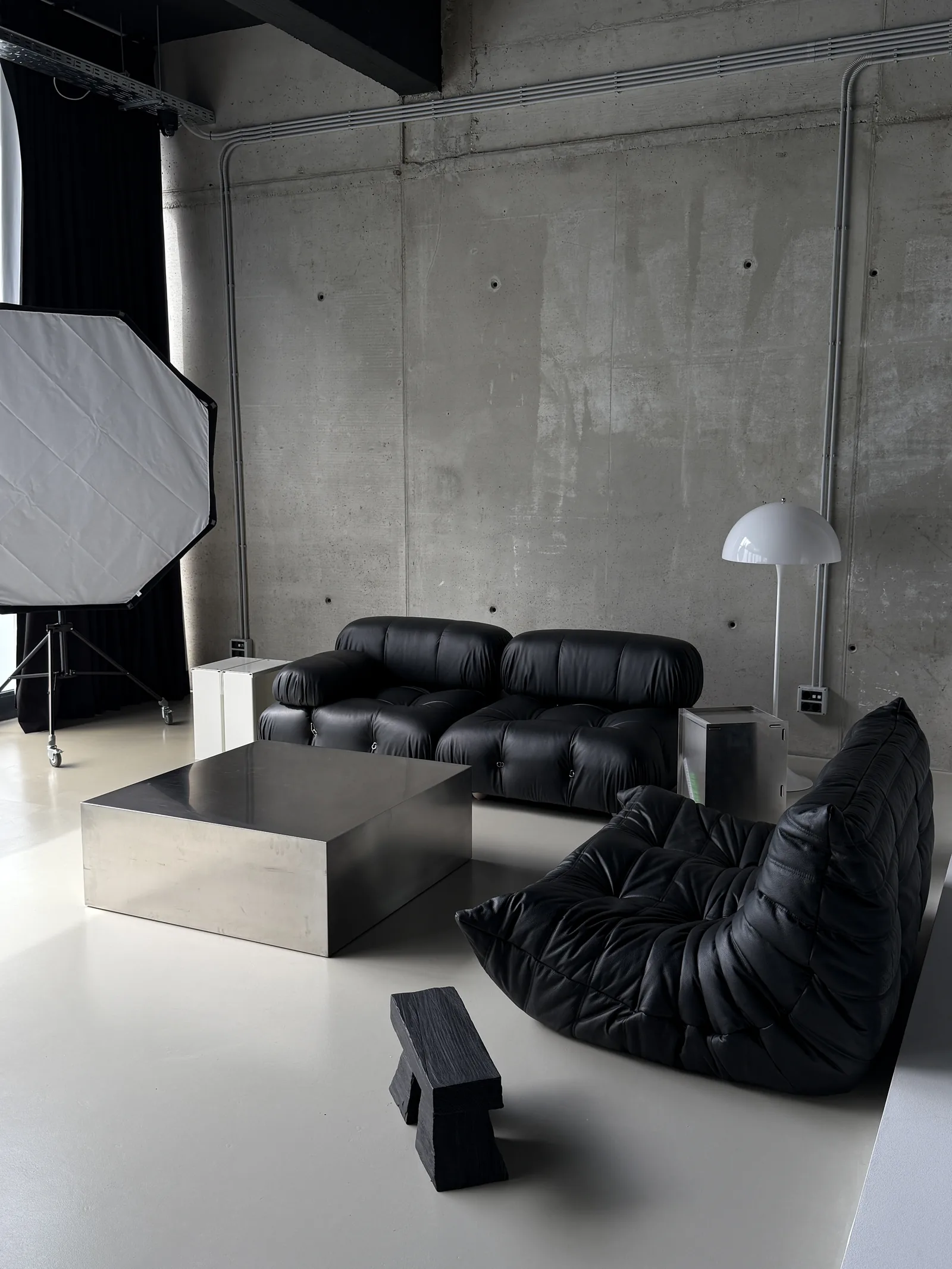Camaleonda and Togo sofas with a stainless steel table in the Holographik Space photo studio
