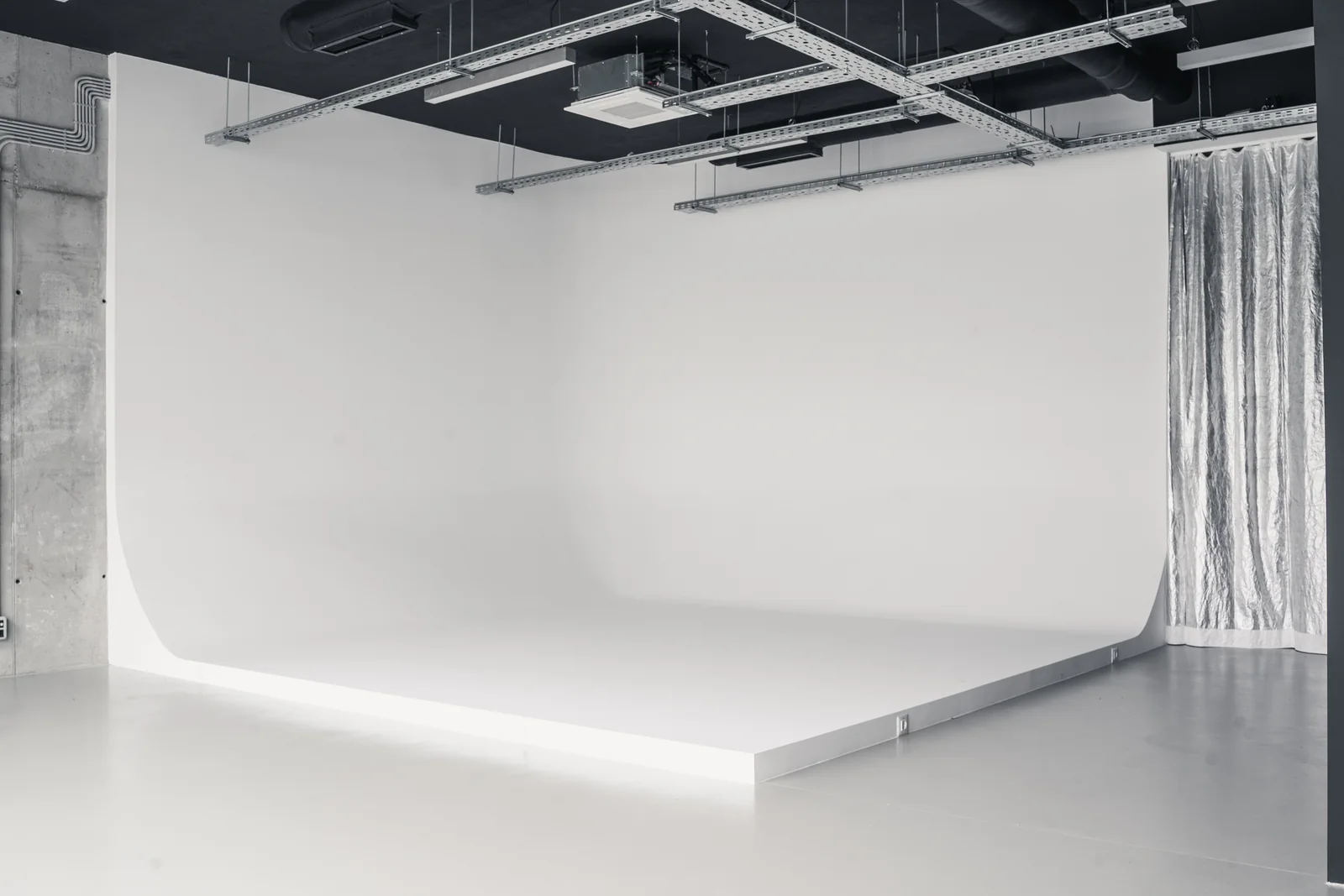 Holographik Photostudio, oprema i pozadine