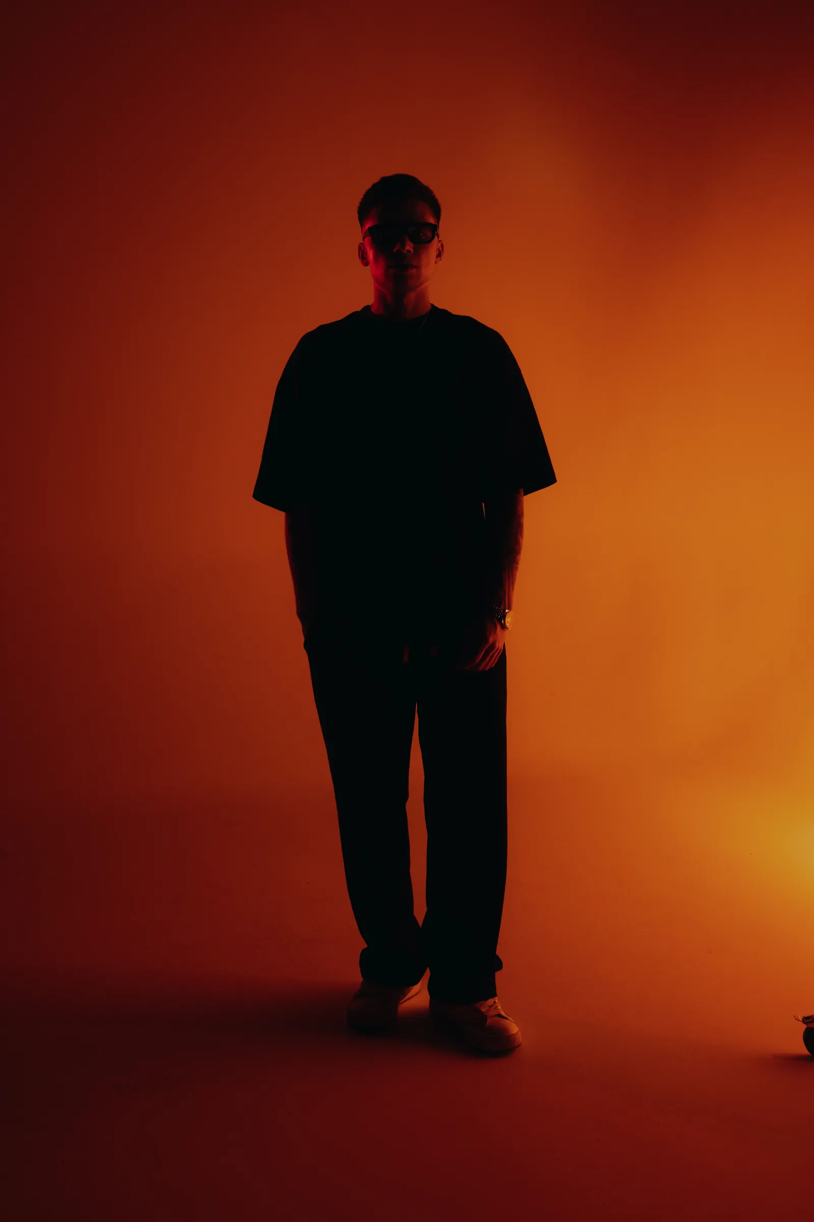 Figure on a red gradient, room in full blackout